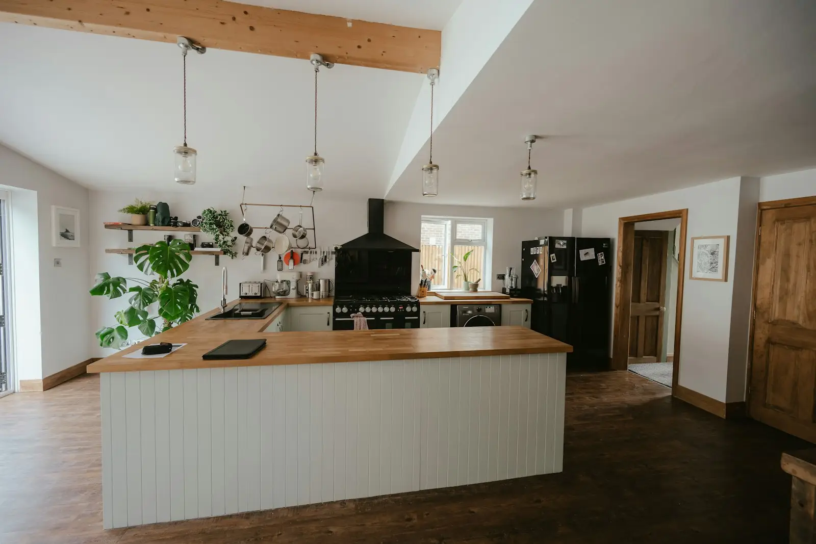 afgewerkte uitbouw met keuken, groot daglichtvlak, betonvloer